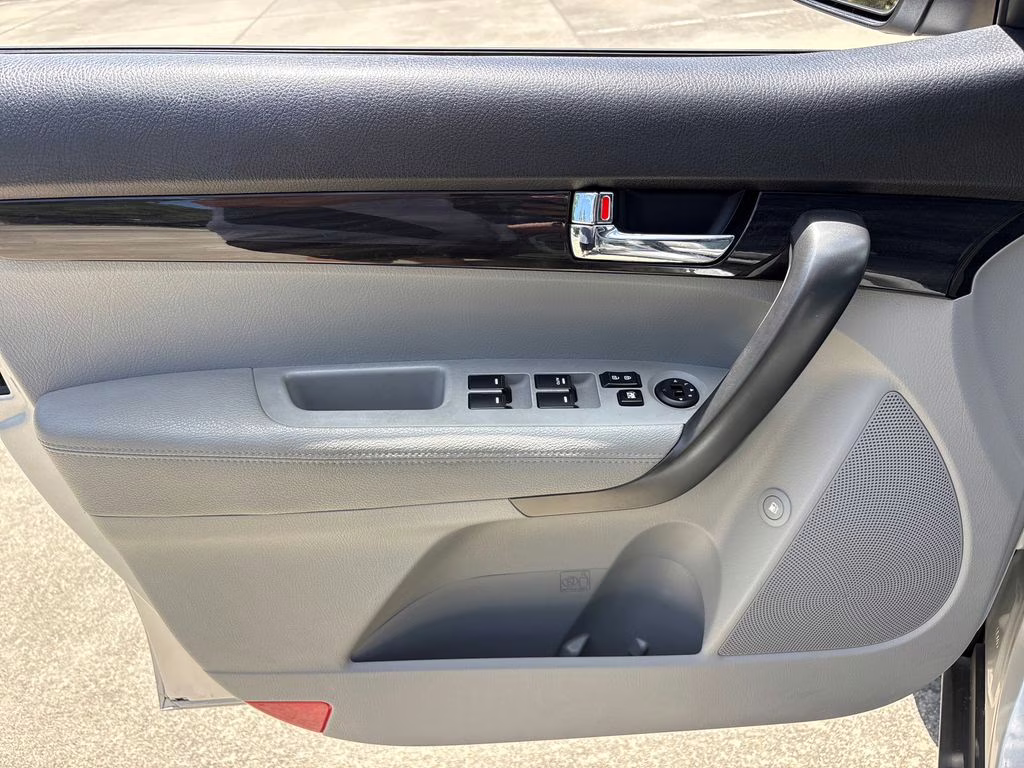 2013 Bright Silver Kia Sorento LX FWD SUV