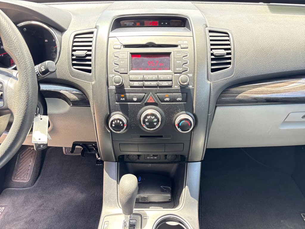 2013 Bright Silver Kia Sorento LX FWD SUV