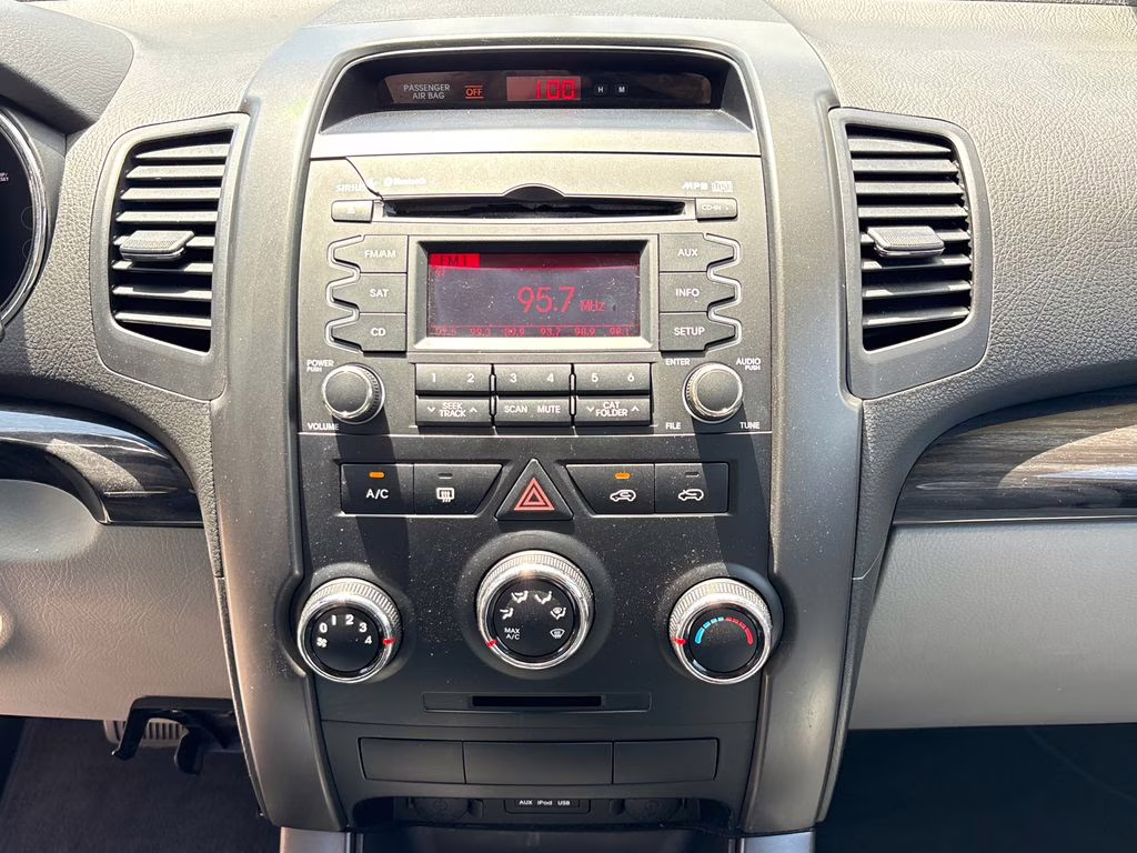 2013 Bright Silver Kia Sorento LX FWD SUV