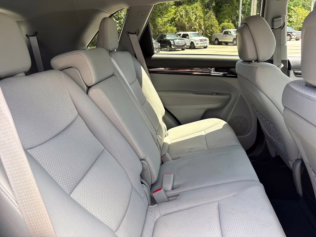 2013 Bright Silver Kia Sorento LX FWD SUV