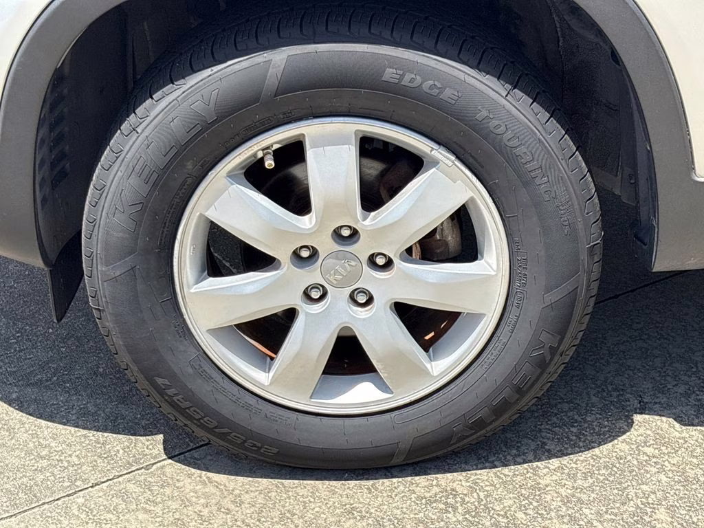 2013 Bright Silver Kia Sorento LX FWD SUV