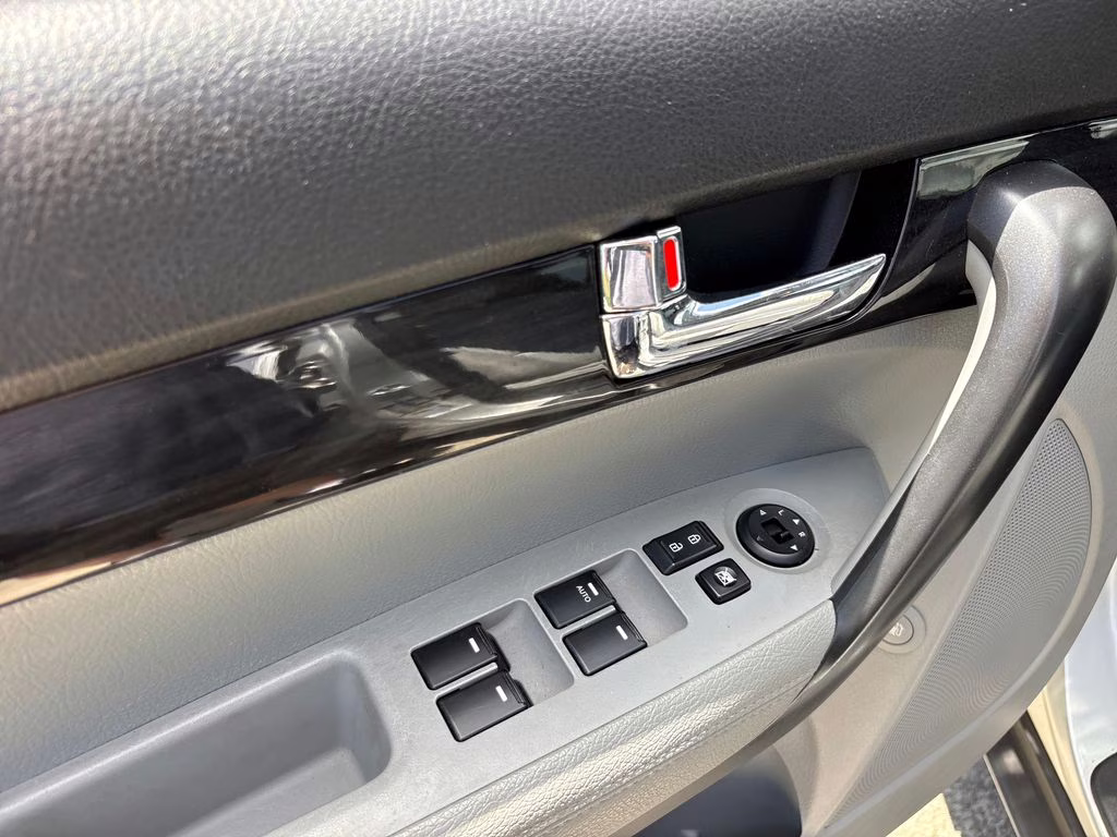 2013 Bright Silver Kia Sorento LX FWD SUV