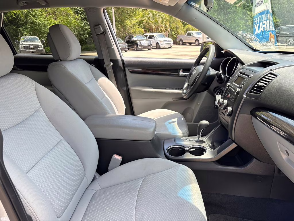 2013 Bright Silver Kia Sorento LX FWD SUV