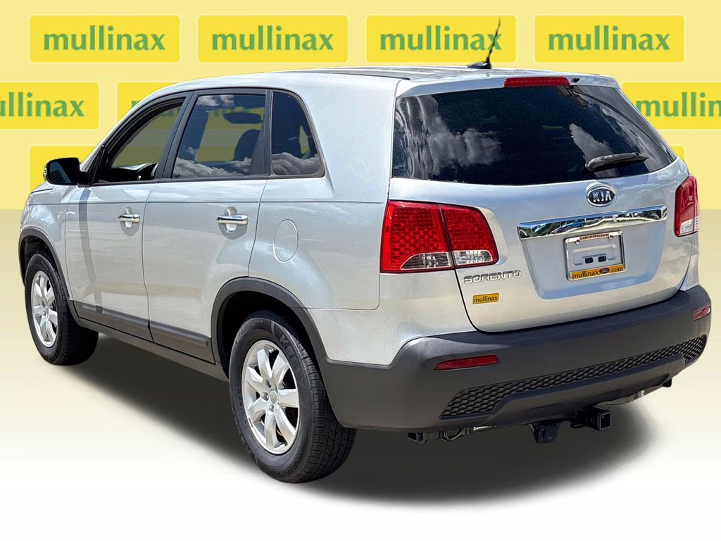 2013 Bright Silver Kia Sorento LX FWD SUV