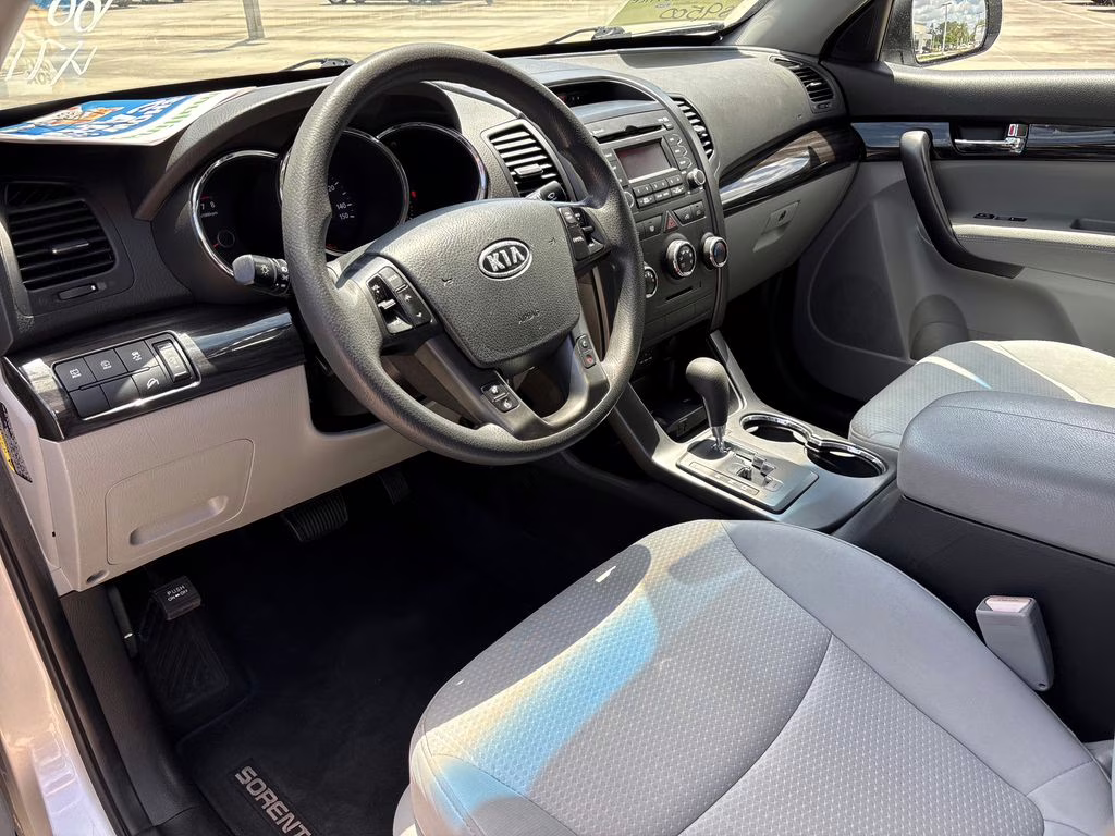 2013 Bright Silver Kia Sorento LX FWD SUV