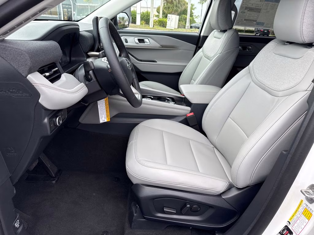 2026 Star White Metallic Tri-Coat Ford Explorer Active RWD SUV