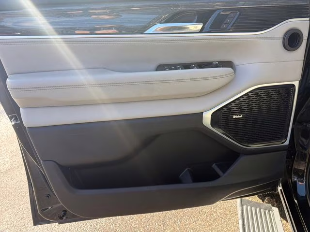 2022 Diamond Black Crystal Pearlcoat Jeep Wagoneer Series III 4X4 SUV