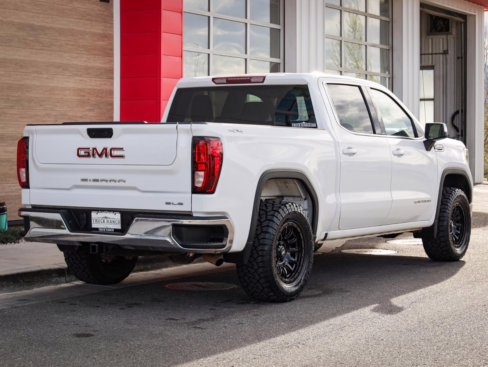 2023 Summit White GMC Sierra 1500 SLE 4X4 Truck