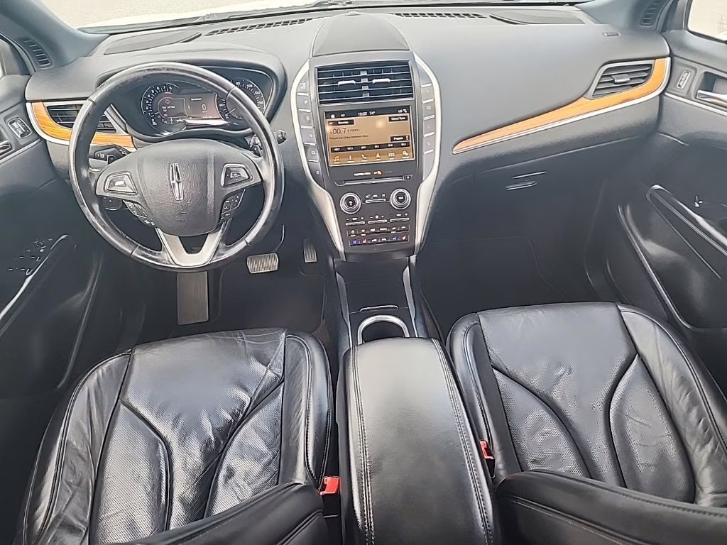 2019 White Platinum Clearcoat Metallic Lincoln MKC Reserve FWD SUV