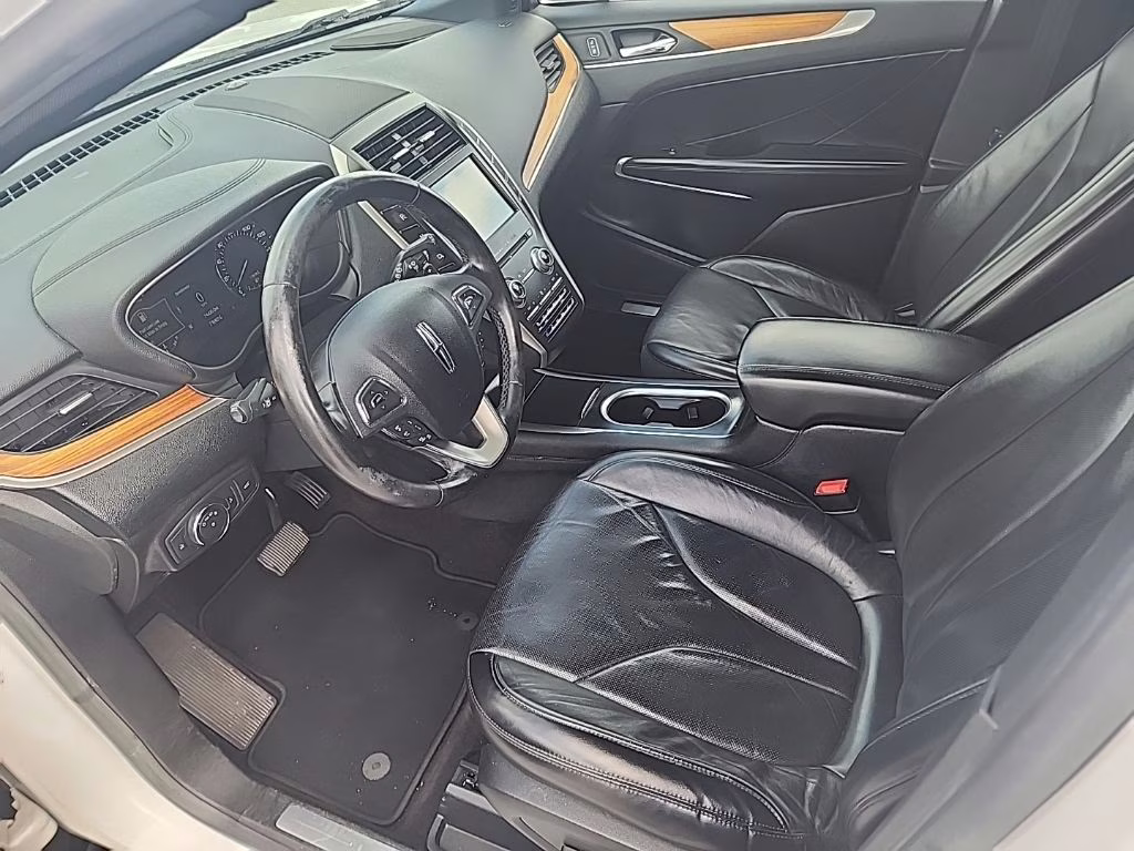 2019 White Platinum Clearcoat Metallic Lincoln MKC Reserve FWD SUV