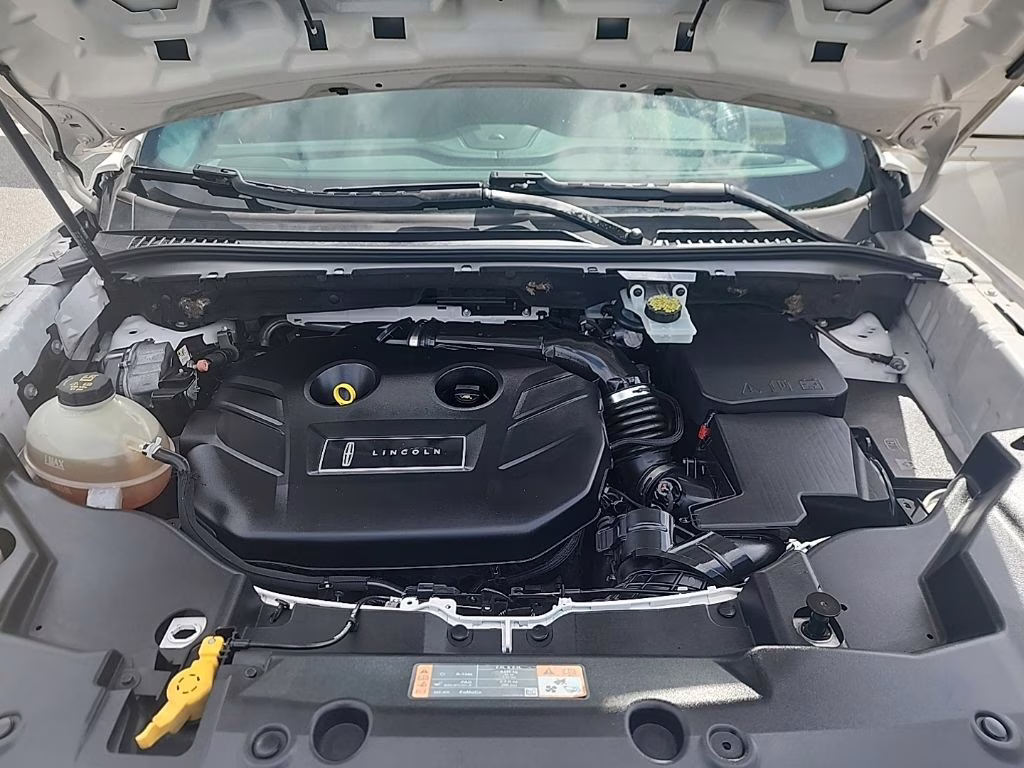 2019 White Platinum Clearcoat Metallic Lincoln MKC Reserve FWD SUV