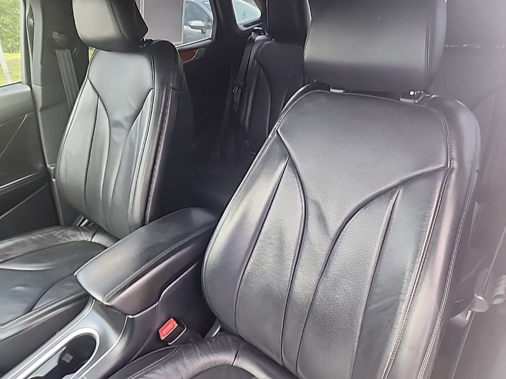 2019 White Platinum Clearcoat Metallic Lincoln MKC Reserve FWD SUV