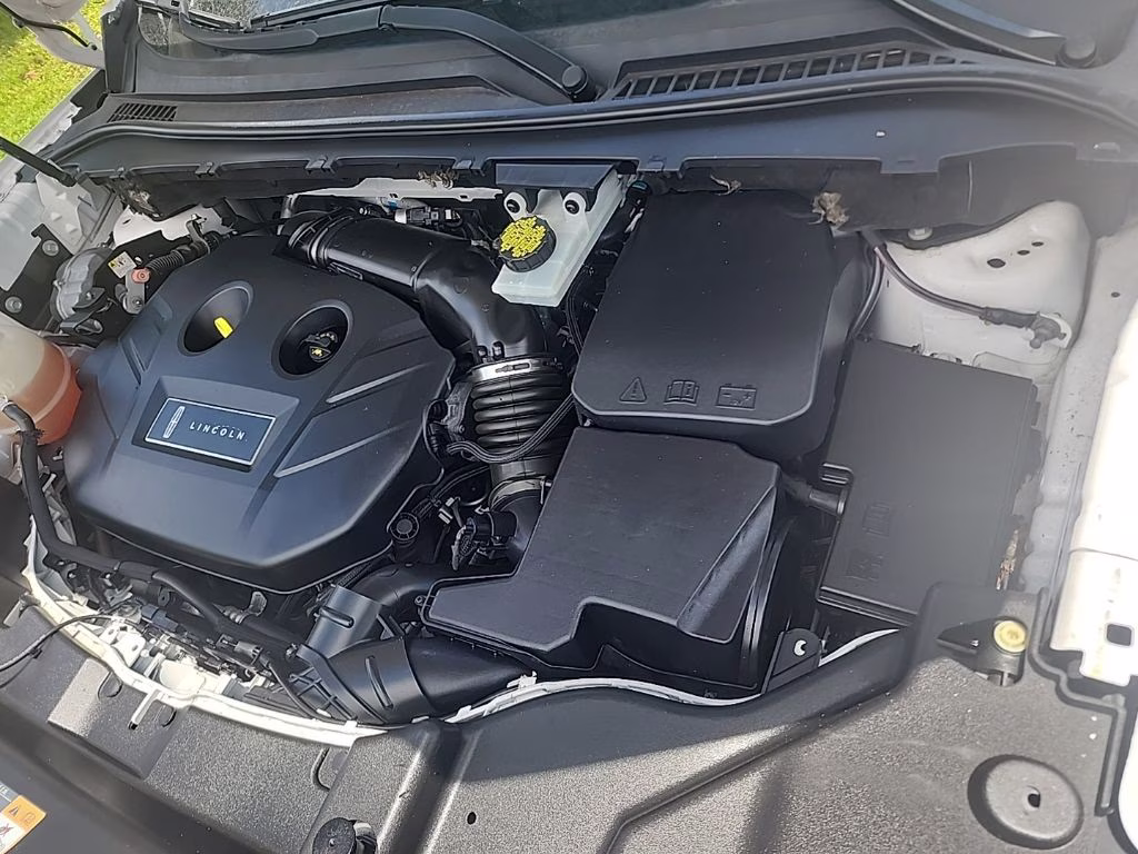 2019 White Platinum Clearcoat Metallic Lincoln MKC Reserve FWD SUV