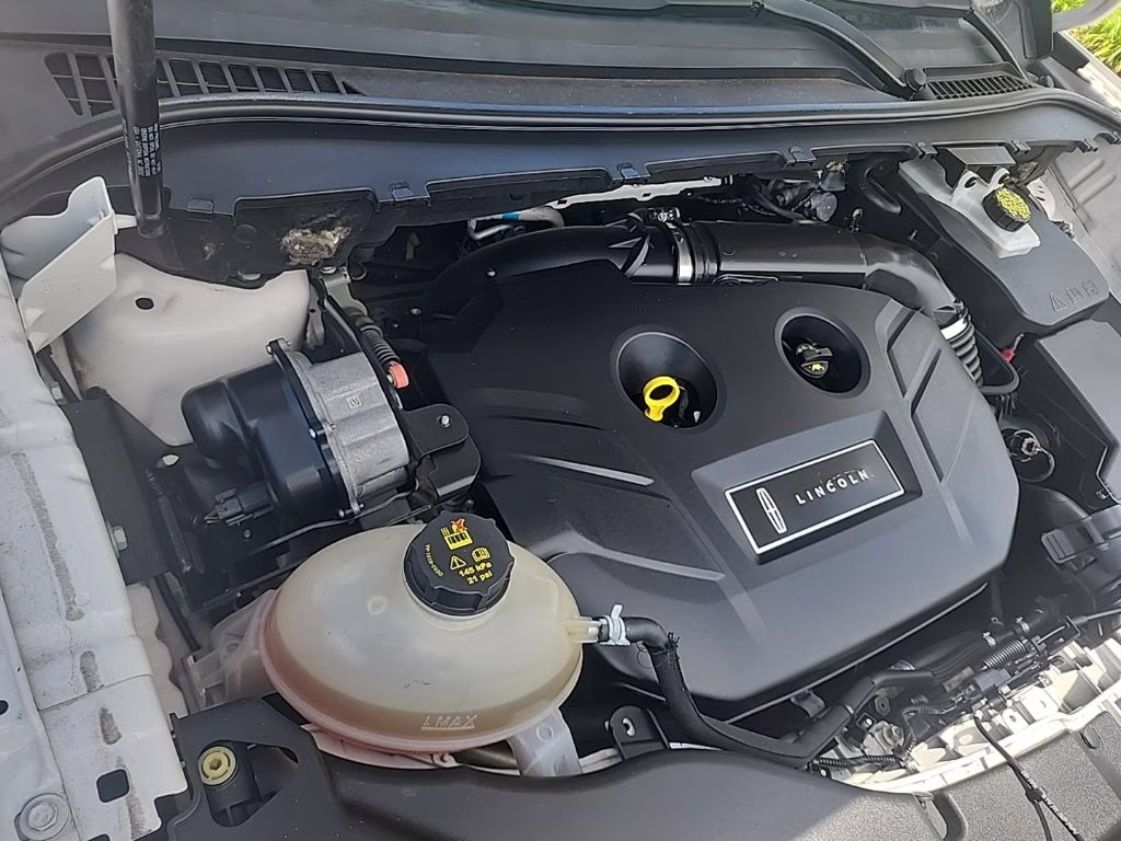 2019 White Platinum Clearcoat Metallic Lincoln MKC Reserve FWD SUV