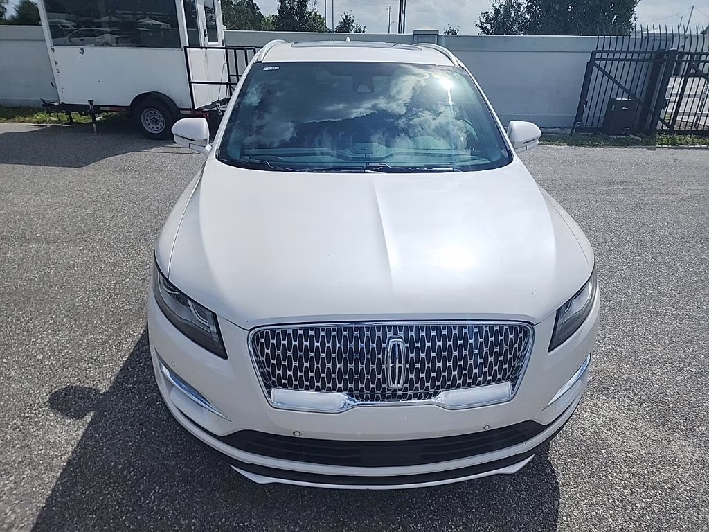 2019 White Platinum Clearcoat Metallic Lincoln MKC Reserve FWD SUV