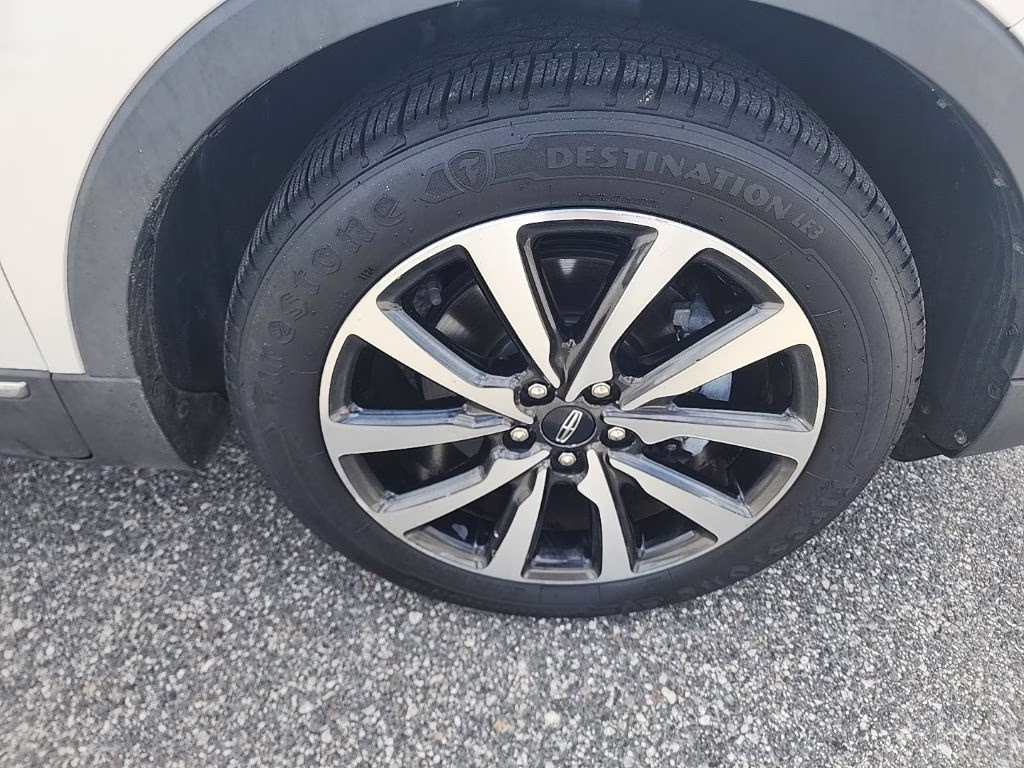 2019 White Platinum Clearcoat Metallic Lincoln MKC Reserve FWD SUV