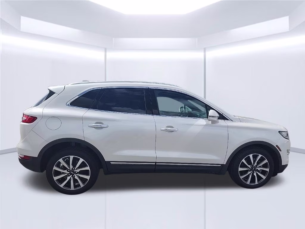 2019 White Platinum Clearcoat Metallic Lincoln MKC Reserve FWD SUV