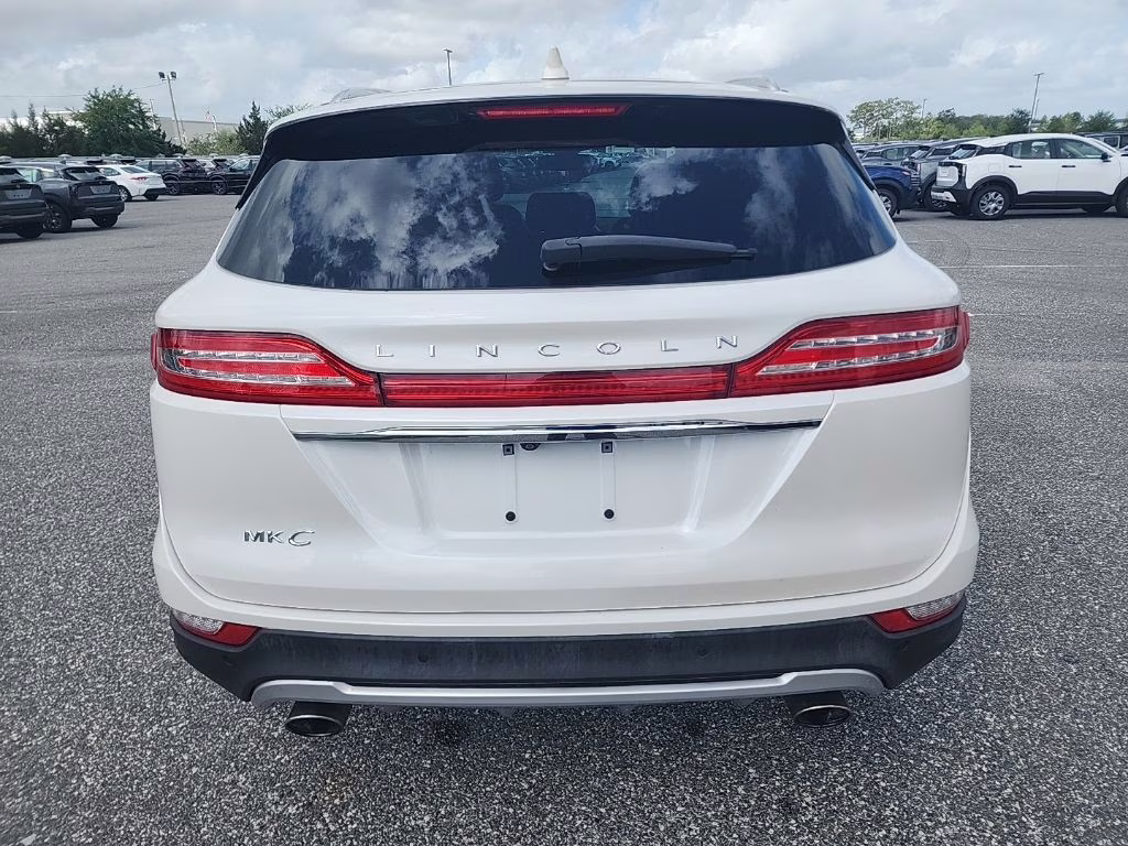 2019 White Platinum Clearcoat Metallic Lincoln MKC Reserve FWD SUV