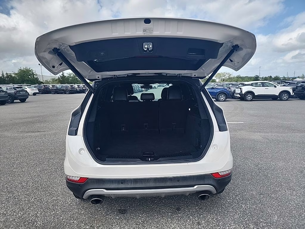 2019 White Platinum Clearcoat Metallic Lincoln MKC Reserve FWD SUV