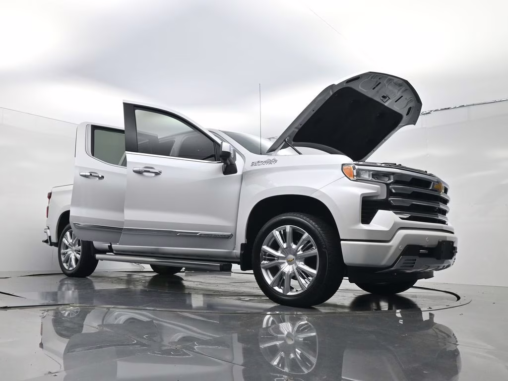2025 Iridescent Pearl Tricoat Chevrolet Silverado 1500 High Country 4X4 Truck
