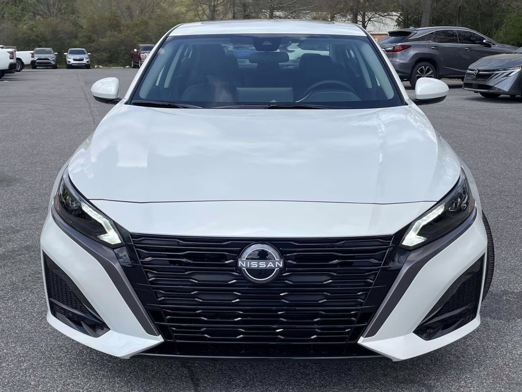 2026 Pearl White Tricoat Nissan Altima 2.5 SV FWD Sedan