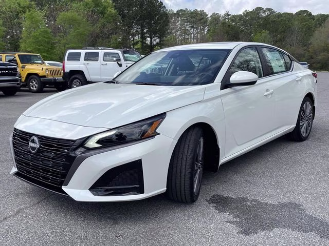2026 Pearl White Tricoat Nissan Altima 2.5 SV FWD Sedan