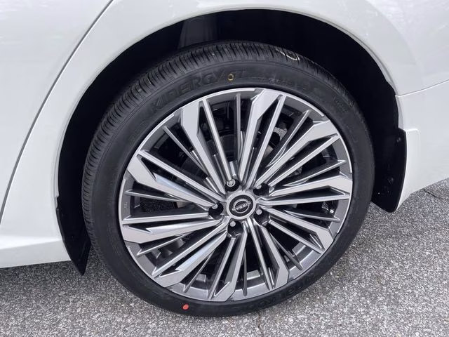 2026 Pearl White Tricoat Nissan Altima 2.5 SV FWD Sedan