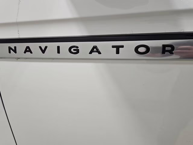 2026 Pristine White Metallic Tri-Coat Lincoln Navigator Reserve 4X4 SUV