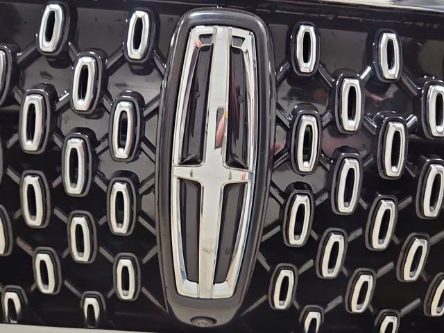 2026 Pristine White Metallic Tri-Coat Lincoln Aviator Premiere AWD SUV