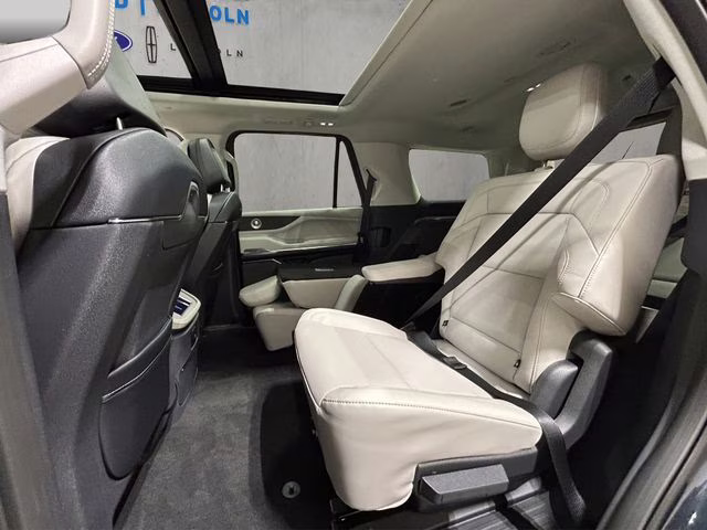 2026 Pristine White Metallic Tri-Coat Lincoln Navigator Reserve 4X4 SUV