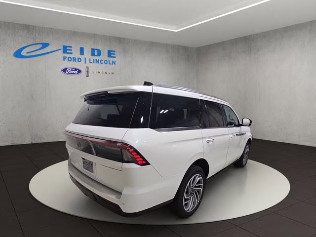 2026 Pristine White Metallic Tri-Coat Lincoln Navigator Reserve 4X4 SUV