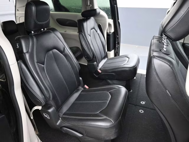 2024 Diamond Black Crystal Pearlcoat Chrysler Pacifica Touring L FWD Van