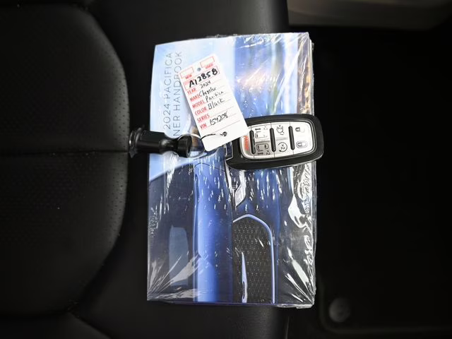 2024 Diamond Black Crystal Pearlcoat Chrysler Pacifica Touring L FWD Van