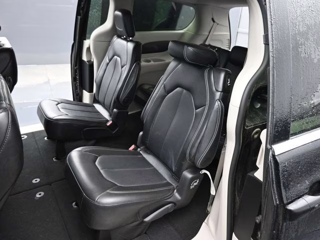 2024 Diamond Black Crystal Pearlcoat Chrysler Pacifica Touring L FWD Van