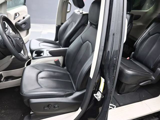 2024 Diamond Black Crystal Pearlcoat Chrysler Pacifica Touring L FWD Van