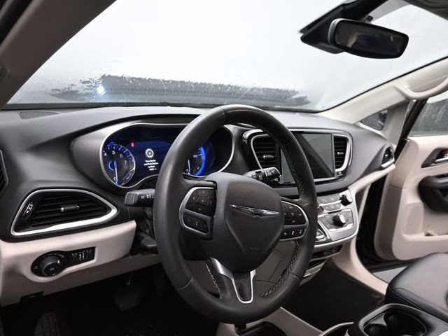 2024 Diamond Black Crystal Pearlcoat Chrysler Pacifica Touring L FWD Van