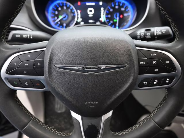 2024 Diamond Black Crystal Pearlcoat Chrysler Pacifica Touring L FWD Van