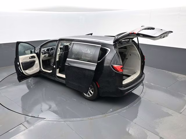2024 Diamond Black Crystal Pearlcoat Chrysler Pacifica Touring L FWD Van