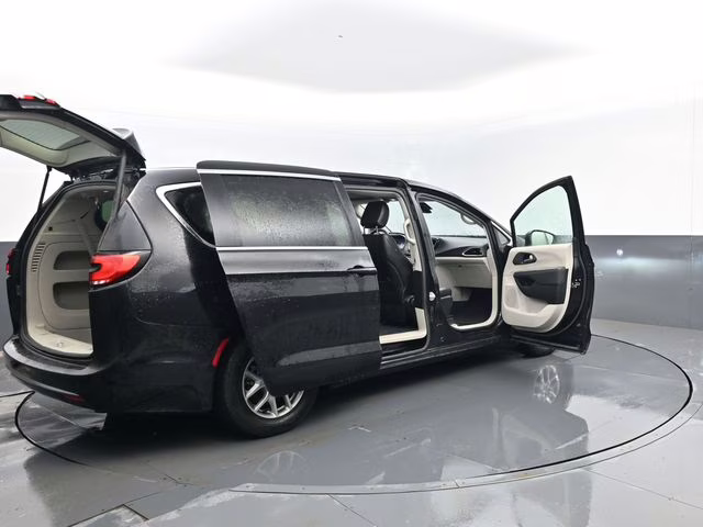 2024 Diamond Black Crystal Pearlcoat Chrysler Pacifica Touring L FWD Van