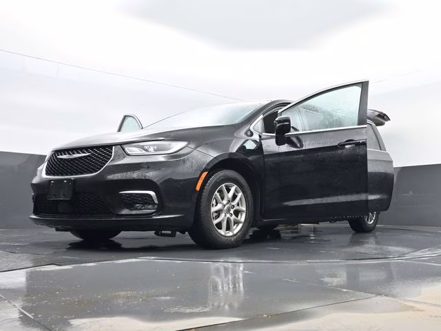 2024 Diamond Black Crystal Pearlcoat Chrysler Pacifica Touring L FWD Van