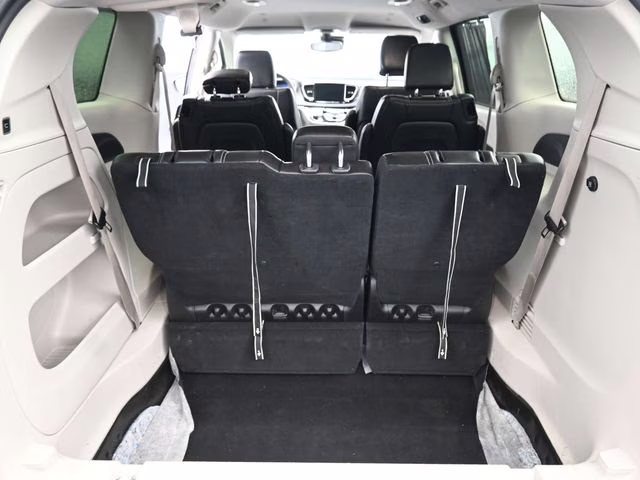 2024 Diamond Black Crystal Pearlcoat Chrysler Pacifica Touring L FWD Van