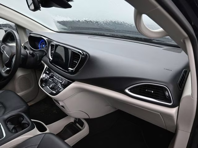 2024 Diamond Black Crystal Pearlcoat Chrysler Pacifica Touring L FWD Van