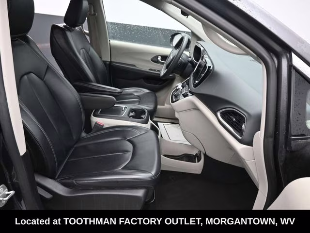 2023 Granite Crystal Metallic Clearcoat Chrysler Pacifica Touring L FWD Van