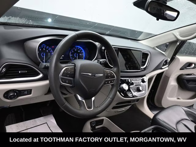 2023 Granite Crystal Metallic Clearcoat Chrysler Pacifica Touring L FWD Van