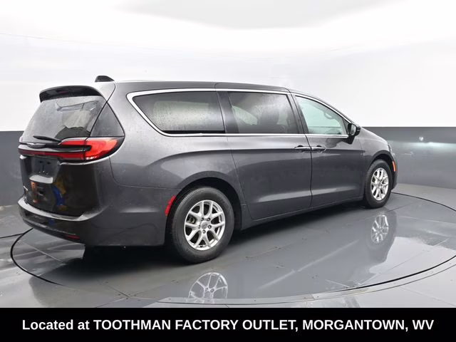 2023 Granite Crystal Metallic Clearcoat Chrysler Pacifica Touring L FWD Van