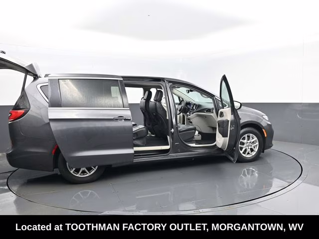 2023 Granite Crystal Metallic Clearcoat Chrysler Pacifica Touring L FWD Van