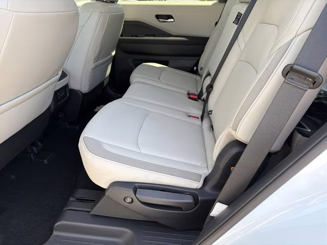 2026 Everest White Pearl Tricoat Nissan Pathfinder SL 4X4 SUV