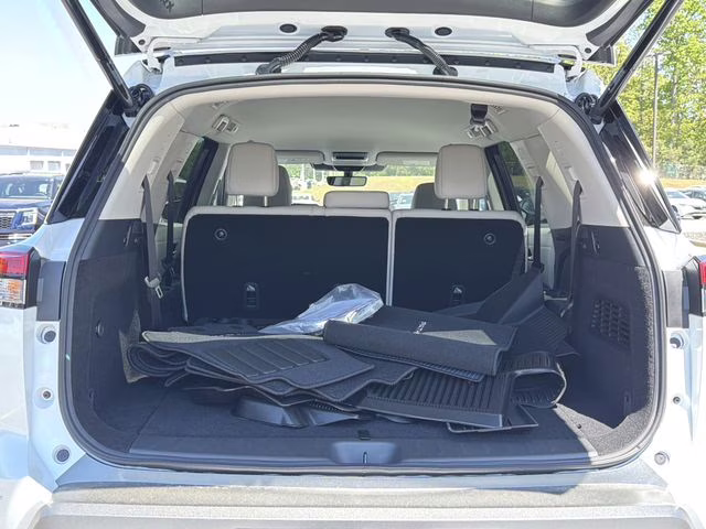 2026 Everest White Pearl Tricoat Nissan Pathfinder SL 4X4 SUV