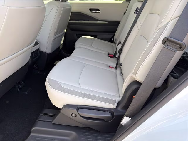 2026 Everest White Pearl Tricoat Nissan Pathfinder SL 4X4 SUV