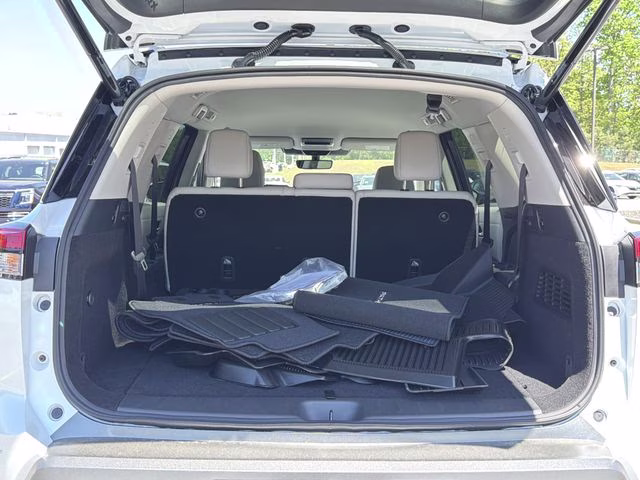 2026 Everest White Pearl Tricoat Nissan Pathfinder SL 4X4 SUV